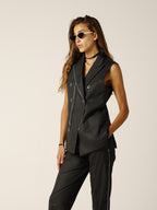 Giacca smanicata doppiopetto con zip decorative