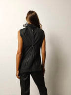 Giacca smanicata doppiopetto con zip decorative